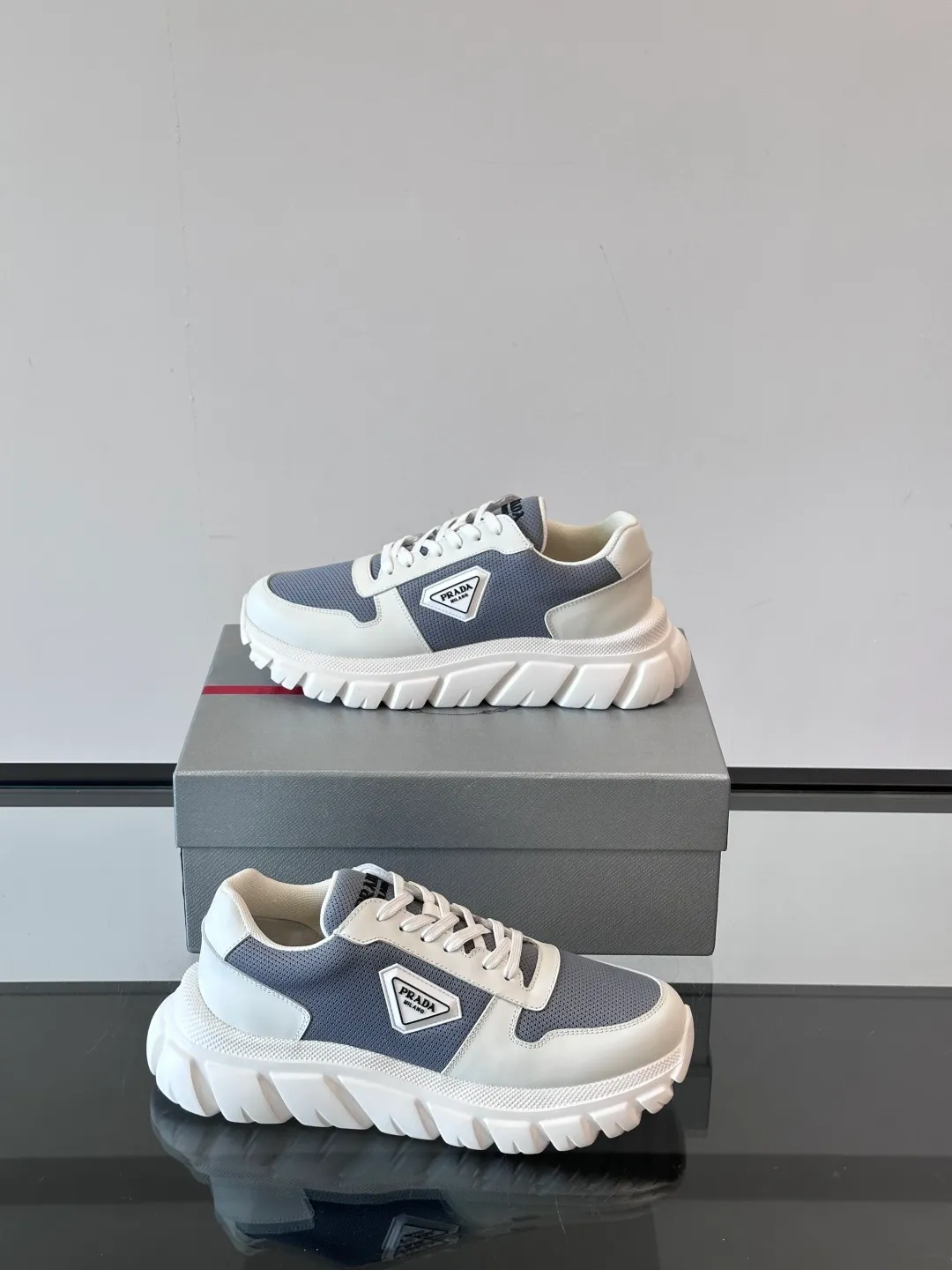 p440 "PRAD＊" men's new soft leather casual sneakers. This sneaker is made of Napa cowhide. The leather is soft and delicate, with a natural texture, which improves breathability. The rubber triangle logo on the outside embellishes the shoe body. The tongue and heel are decorated with brand letter logo details. Ultra-lightweight 6cm concave and convex rubber thick sole with PRADA letter logo on the side and cowhide lining. It feels comfortable on the foot and is exquisite and versatile! Size: 38-44 (45.46 customized)